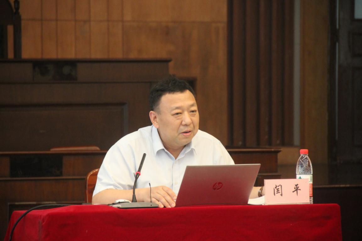 上午10:00,由中南财经政法大学国旗护卫队出旗,全体起立,奏唱国歌.